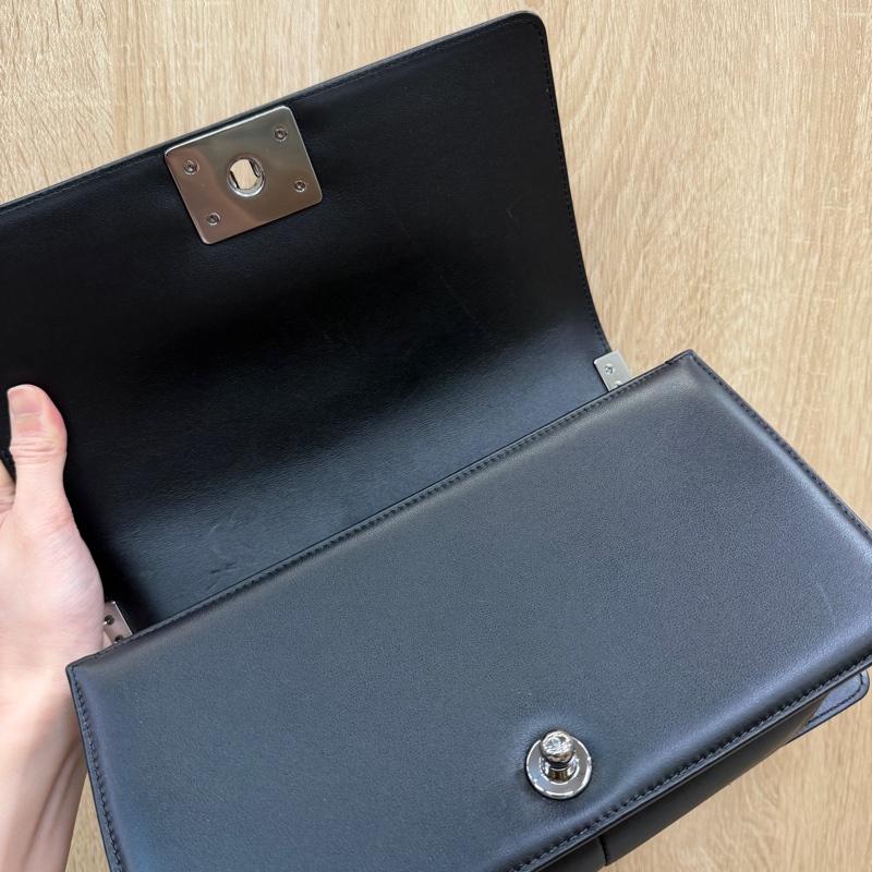 Chanel 黑牛皮亮銀釦山形文Boy25-13