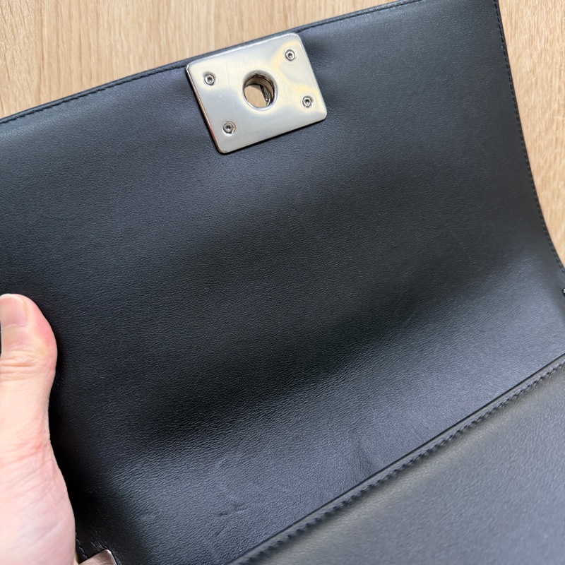 Chanel 黑牛皮亮銀釦山形文Boy25-14