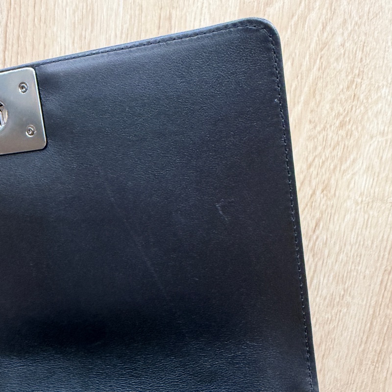 Chanel 黑牛皮亮銀釦山形文Boy25-15