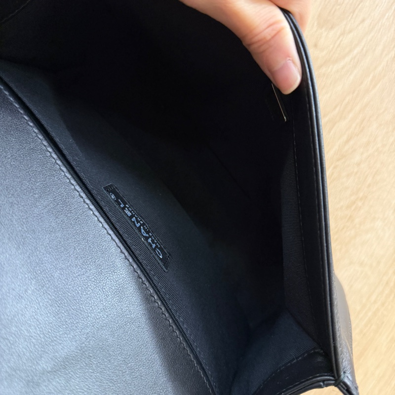 Chanel 黑牛皮亮銀釦山形文Boy25-17