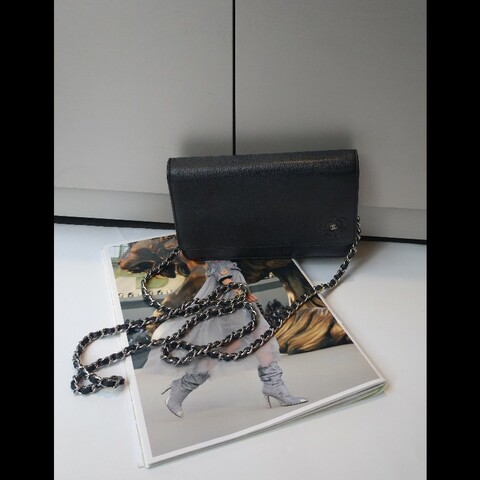 Chanel 銀鍊山茶花壓紋黑皮鍊帶小包 WOC