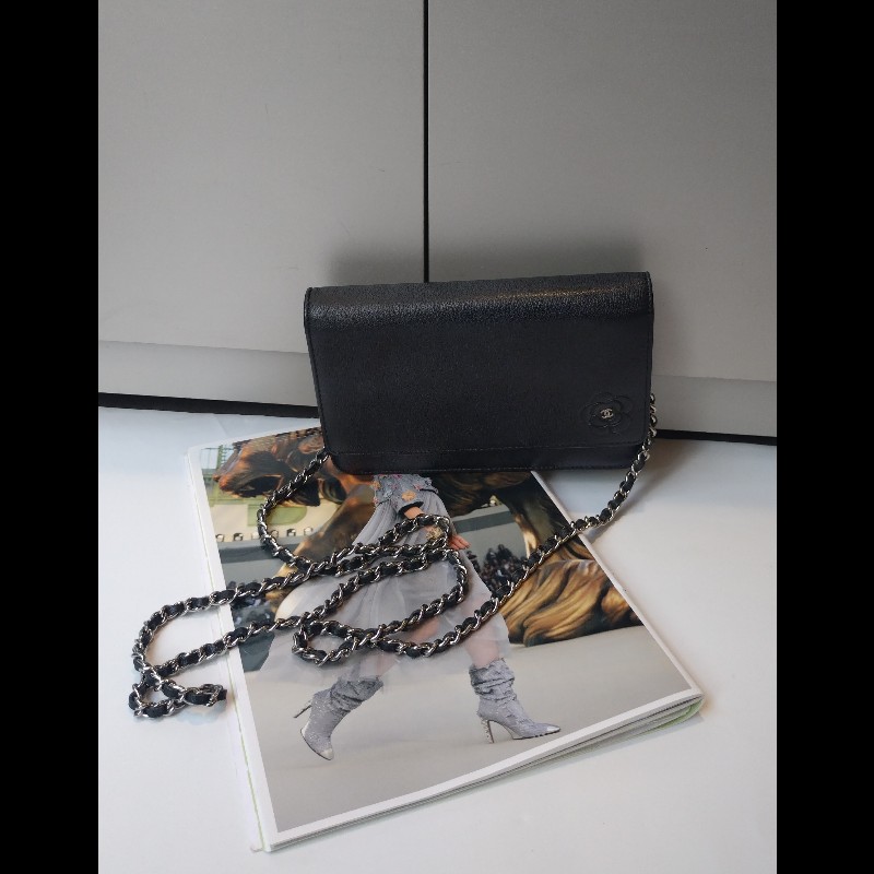 Chanel 銀鍊山茶花壓紋黑皮鍊帶小包 WOC-0
