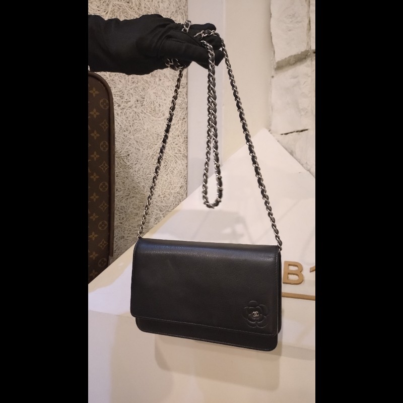 Chanel 銀鍊山茶花壓紋黑皮鍊帶小包 WOC-1