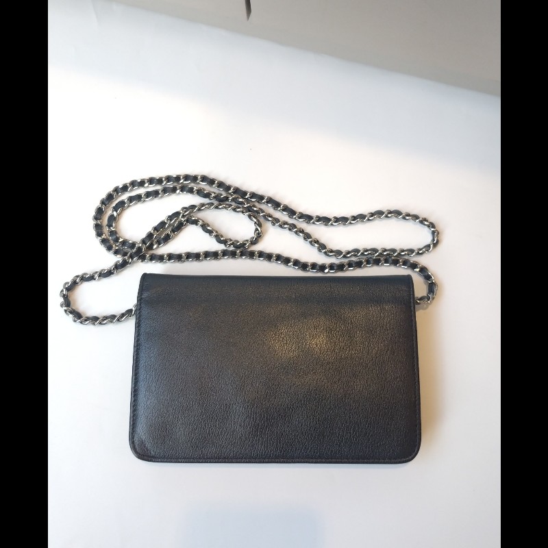 Chanel 銀鍊山茶花壓紋黑皮鍊帶小包 WOC-2