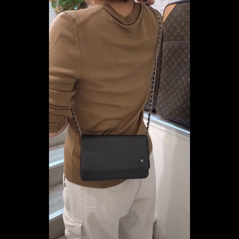 Chanel 銀鍊山茶花壓紋黑皮鍊帶小包 WOC-3