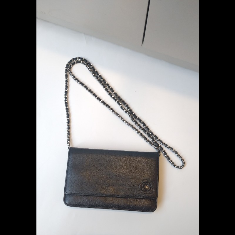 Chanel 銀鍊山茶花壓紋黑皮鍊帶小包 WOC-4