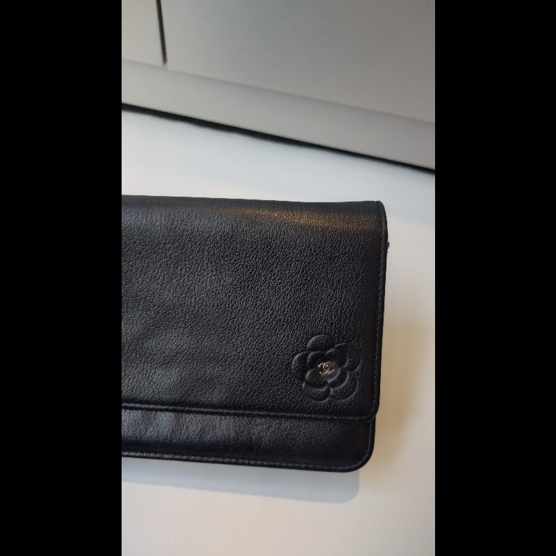 Chanel 銀鍊山茶花壓紋黑皮鍊帶小包 WOC-5