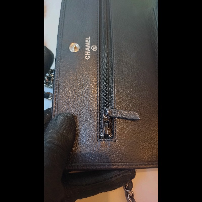 Chanel 銀鍊山茶花壓紋黑皮鍊帶小包 WOC-14