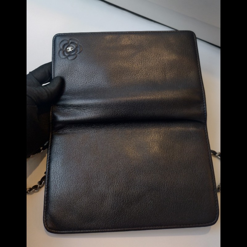 Chanel 銀鍊山茶花壓紋黑皮鍊帶小包 WOC-15