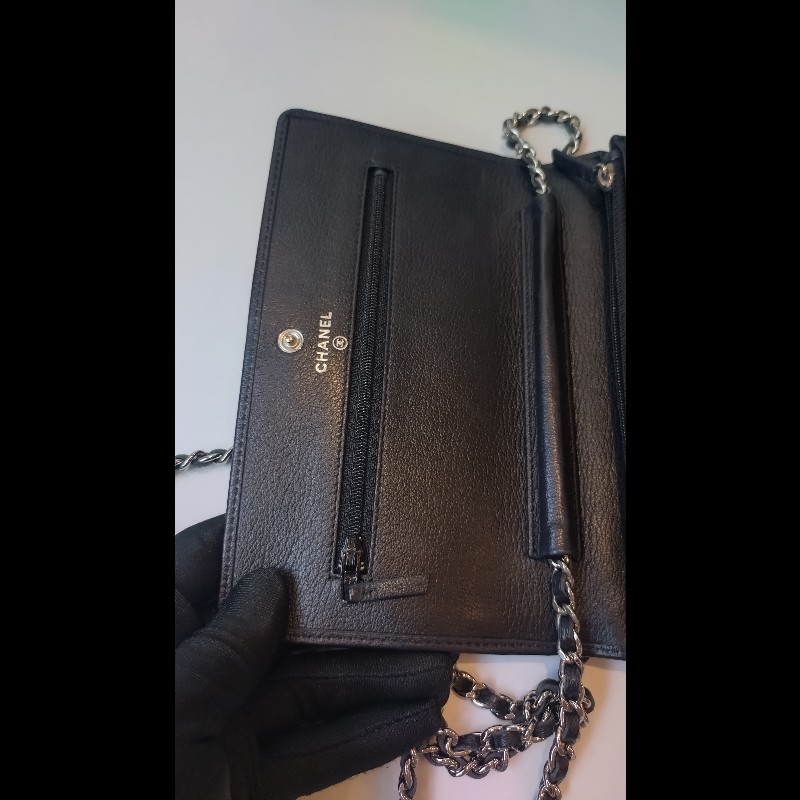Chanel 銀鍊山茶花壓紋黑皮鍊帶小包 WOC-20
