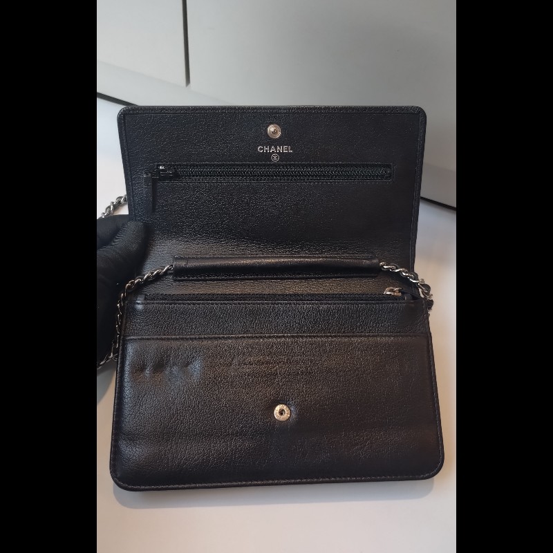 Chanel 銀鍊山茶花壓紋黑皮鍊帶小包 WOC-23