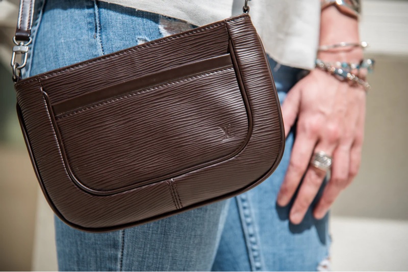 Louis Vuitton Moka Epi Leather Sarvanga Crossbody Bag LV肩背包LV側背包限量Louis Vuitton肩背包-3