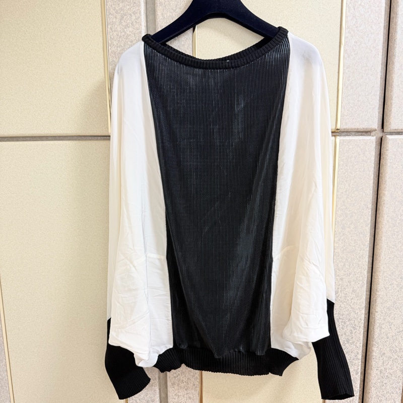 全新義大利精品Neera 20.52 拼接飛鼠袖上衣 M-L可穿 原價9600-9