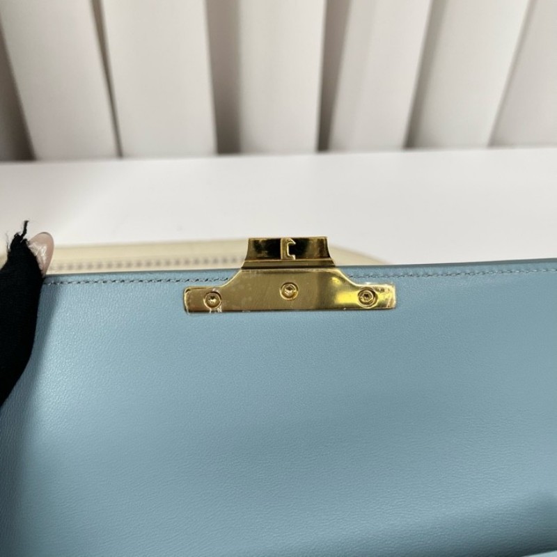 CELINE賽琳 凱旋門腋下包單肩包斜挎包 金扣款 經典凱旋門logo設計 亮面牛皮材質 上身效果非常好看 肩帶可調節 單肩斜挎都可以 經典百搭 四季都能背 容量合適 日常夠用-21