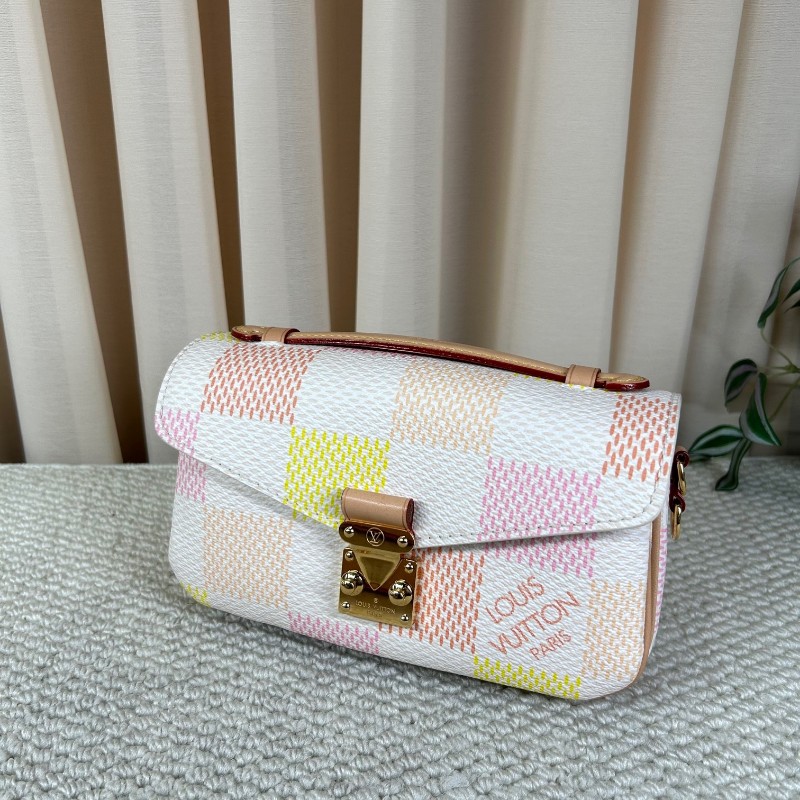 ZZZ LV路易威登彩色棋盤格單肩手提鏈條郵差包 超級美的包包 小巧精緻又可愛 精緻時髦 小清新的配色 粉嫩的棋盤格設計 滿滿的少女心-3