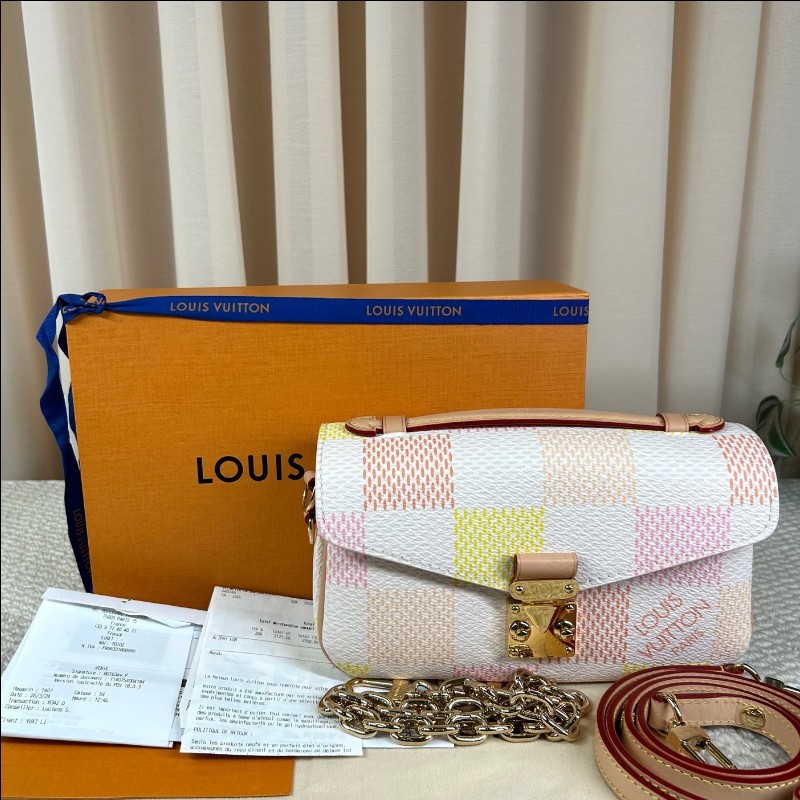 ZZZ LV路易威登彩色棋盤格單肩手提鏈條郵差包 超級美的包包 小巧精緻又可愛 精緻時髦 小清新的配色 粉嫩的棋盤格設計 滿滿的少女心-5