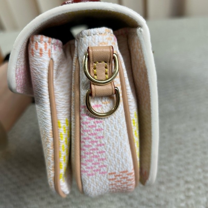 ZZZ LV路易威登彩色棋盤格單肩手提鏈條郵差包 超級美的包包 小巧精緻又可愛 精緻時髦 小清新的配色 粉嫩的棋盤格設計 滿滿的少女心-9