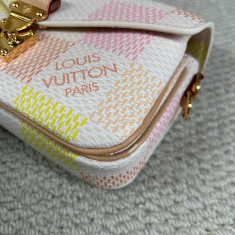 ZZZ LV路易威登彩色棋盤格單肩手提鏈條郵差包 超級美的包包 小巧精緻又可愛 精緻時髦 小清新的配色 粉嫩的棋盤格設計 滿滿的少女心-12
