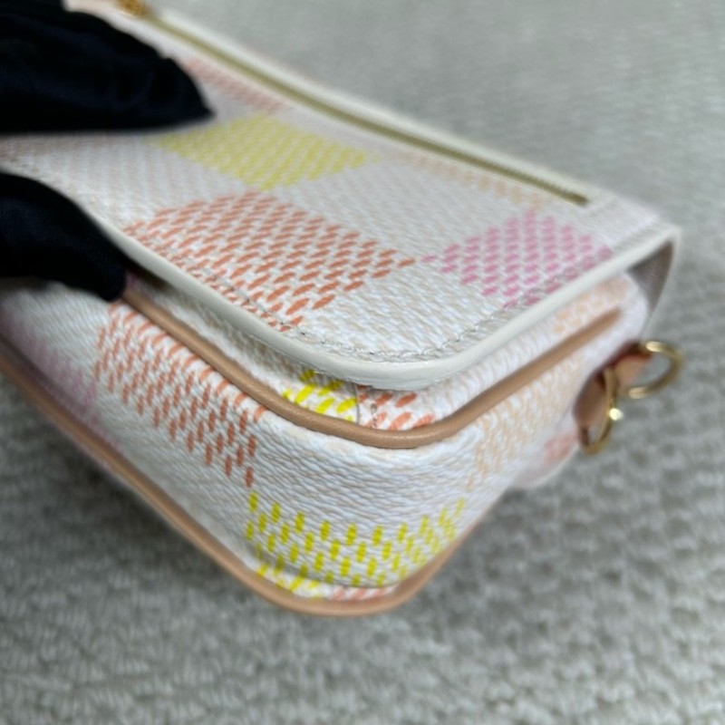 ZZZ LV路易威登彩色棋盤格單肩手提鏈條郵差包 超級美的包包 小巧精緻又可愛 精緻時髦 小清新的配色 粉嫩的棋盤格設計 滿滿的少女心-15