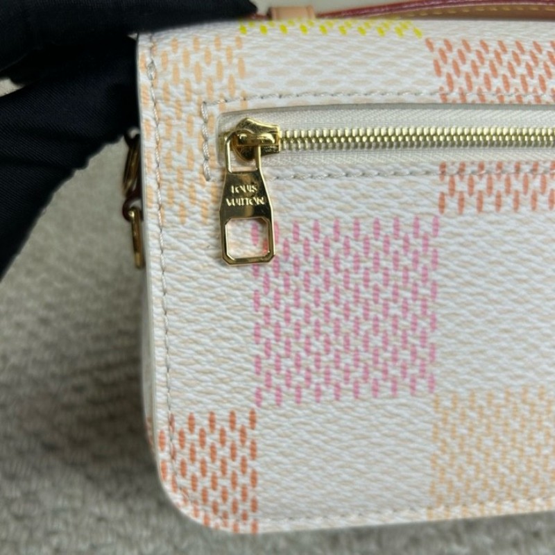 ZZZ LV路易威登彩色棋盤格單肩手提鏈條郵差包 超級美的包包 小巧精緻又可愛 精緻時髦 小清新的配色 粉嫩的棋盤格設計 滿滿的少女心-18