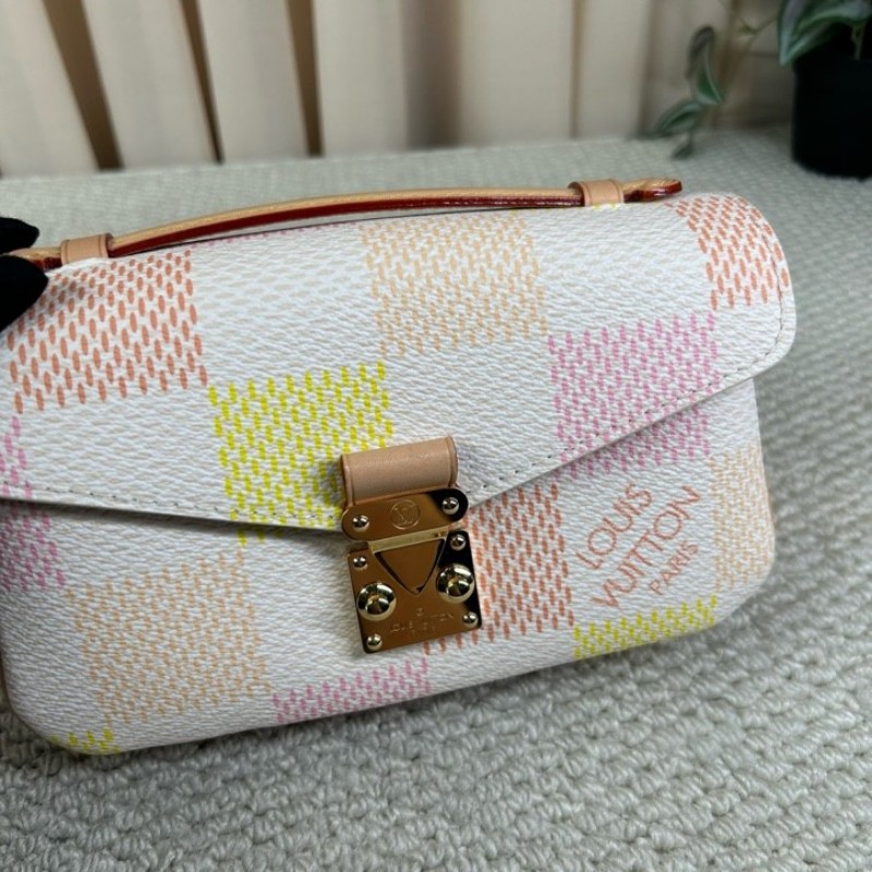 ZZZ LV路易威登彩色棋盤格單肩手提鏈條郵差包 超級美的包包 小巧精緻又可愛 精緻時髦 小清新的配色 粉嫩的棋盤格設計 滿滿的少女心-23