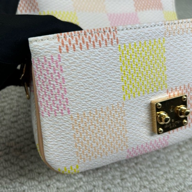 ZZZ LV路易威登彩色棋盤格單肩手提鏈條郵差包 超級美的包包 小巧精緻又可愛 精緻時髦 小清新的配色 粉嫩的棋盤格設計 滿滿的少女心-24