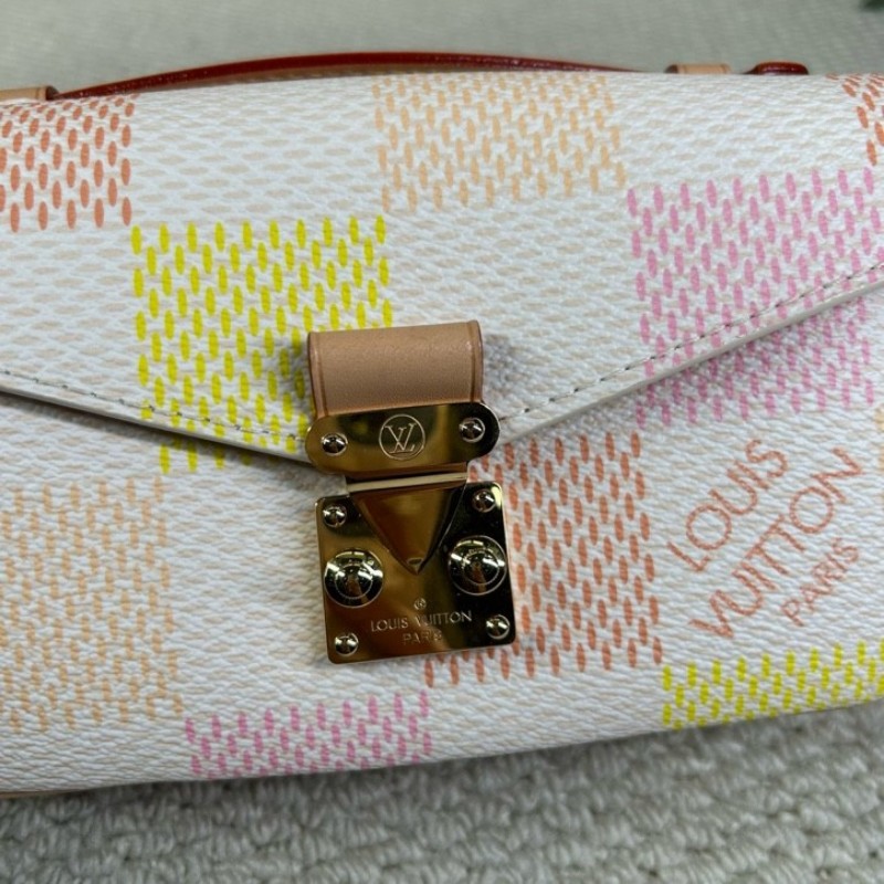 ZZZ LV路易威登彩色棋盤格單肩手提鏈條郵差包 超級美的包包 小巧精緻又可愛 精緻時髦 小清新的配色 粉嫩的棋盤格設計 滿滿的少女心-27