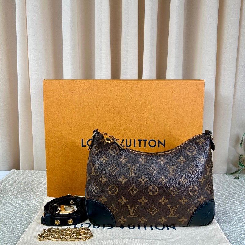 ZZZ LV路易威登黑牛角 芯片款 經典老花 拼接黑色皮革 復古又時髦 配有兩根肩帶 背法多多 四季都能輕鬆搭配-5