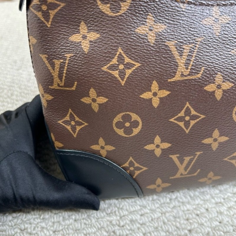 ZZZ LV路易威登黑牛角 芯片款 經典老花 拼接黑色皮革 復古又時髦 配有兩根肩帶 背法多多 四季都能輕鬆搭配-16