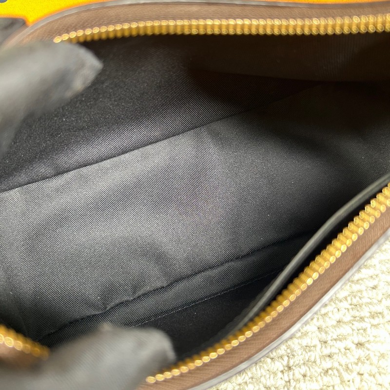 ZZZ LV路易威登黑牛角 芯片款 經典老花 拼接黑色皮革 復古又時髦 配有兩根肩帶 背法多多 四季都能輕鬆搭配-17