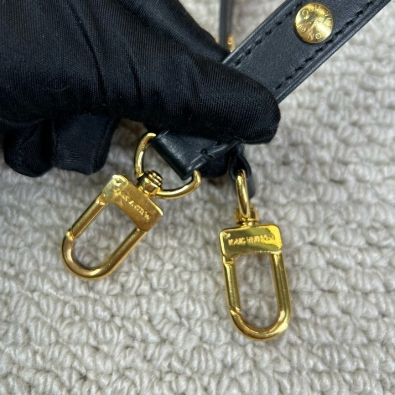 ZZZ LV路易威登黑牛角 芯片款 經典老花 拼接黑色皮革 復古又時髦 配有兩根肩帶 背法多多 四季都能輕鬆搭配-23