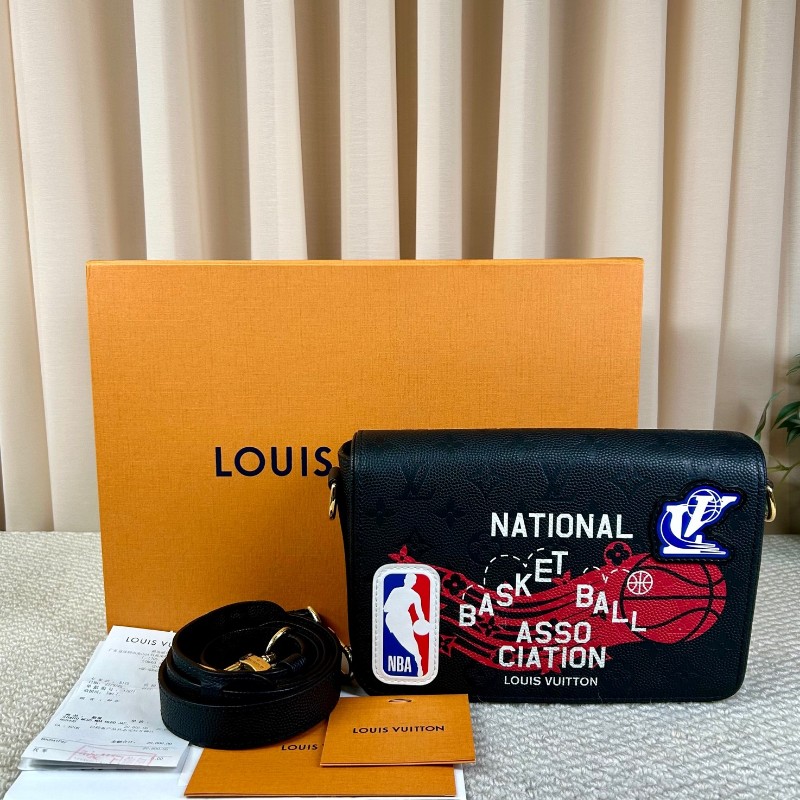 ZZZ 路易威登 LV x NBA 聯名款印花貼飾翻蓋開合牛皮斜挎單肩包 內部空間大 日常通勤、出街都很實用-0