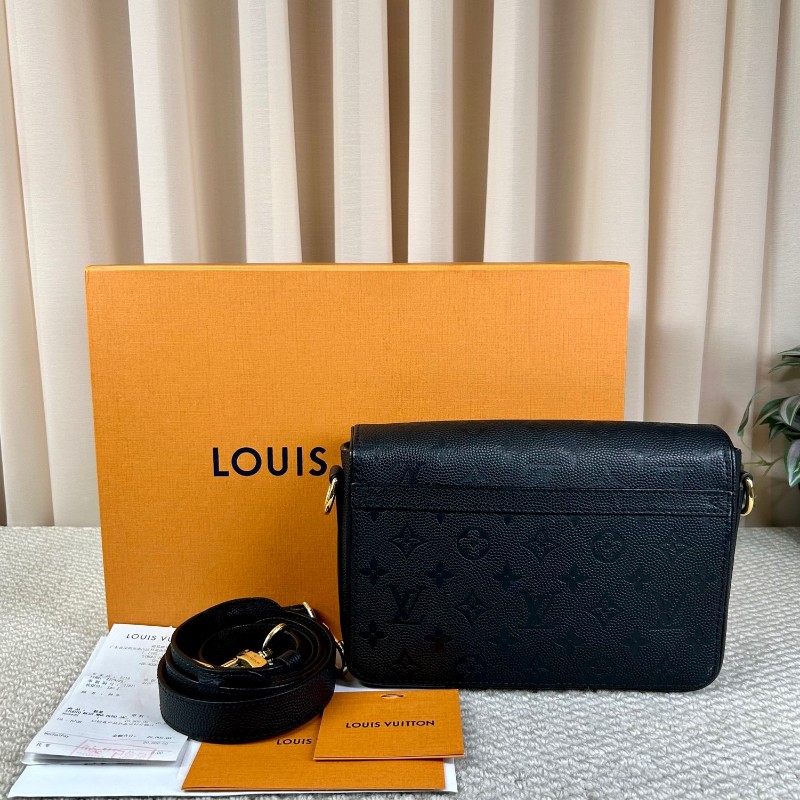 ZZZ 路易威登 LV x NBA 聯名款印花貼飾翻蓋開合牛皮斜挎單肩包 內部空間大 日常通勤、出街都很實用-1