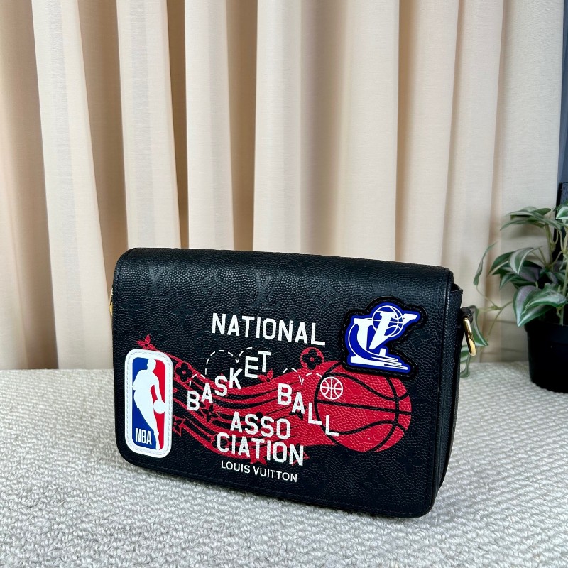ZZZ 路易威登 LV x NBA 聯名款印花貼飾翻蓋開合牛皮斜挎單肩包 內部空間大 日常通勤、出街都很實用-2