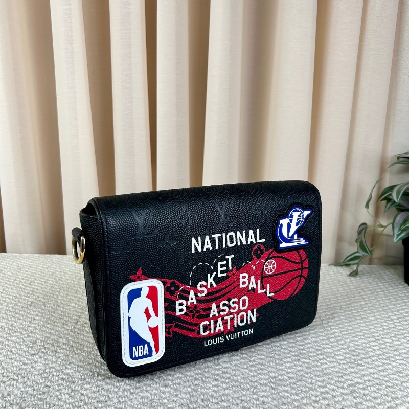 ZZZ 路易威登 LV x NBA 聯名款印花貼飾翻蓋開合牛皮斜挎單肩包 內部空間大 日常通勤、出街都很實用-3