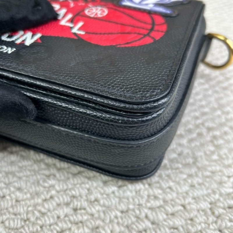 ZZZ 路易威登 LV x NBA 聯名款印花貼飾翻蓋開合牛皮斜挎單肩包 內部空間大 日常通勤、出街都很實用-15