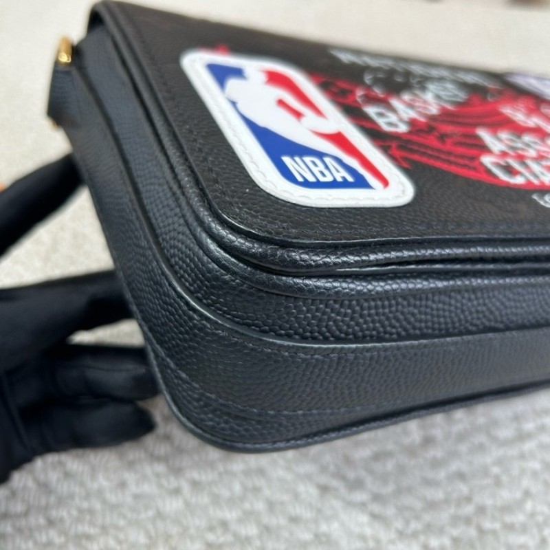 ZZZ 路易威登 LV x NBA 聯名款印花貼飾翻蓋開合牛皮斜挎單肩包 內部空間大 日常通勤、出街都很實用-16
