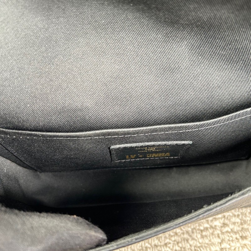 ZZZ 路易威登 LV x NBA 聯名款印花貼飾翻蓋開合牛皮斜挎單肩包 內部空間大 日常通勤、出街都很實用-17