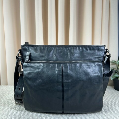 Prada普拉達黑色牛皮男士單肩斜挎包 容量大 日常通勤 低調百搭 商務休閒都合適