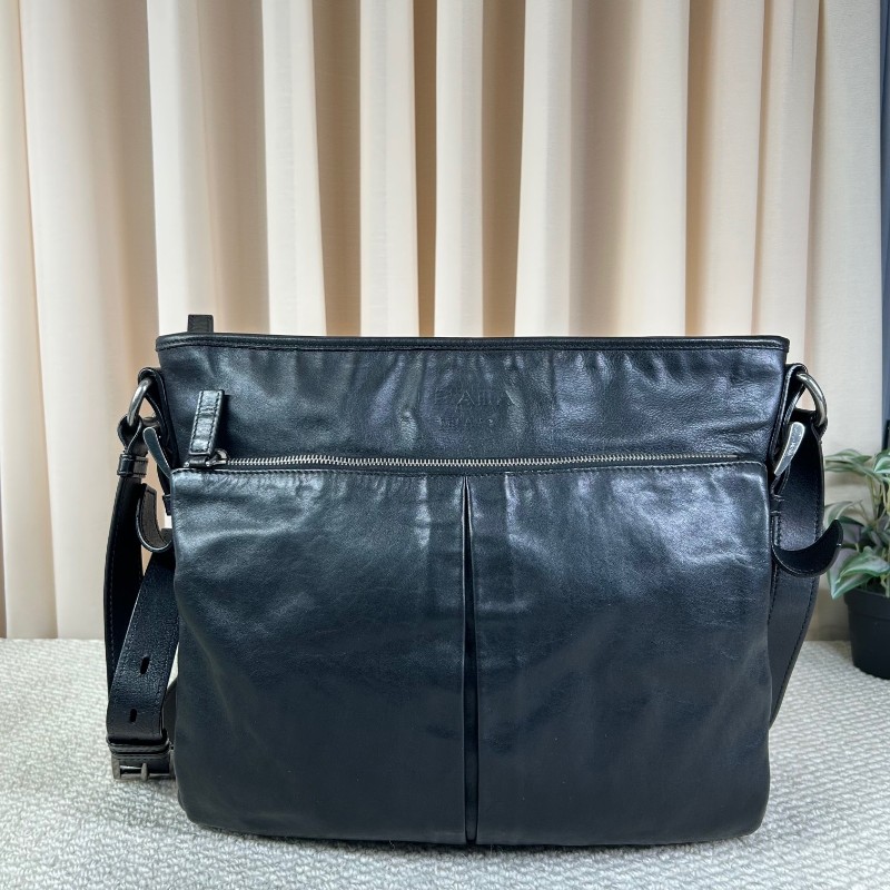 Prada普拉達黑色牛皮男士單肩斜挎包 容量大 日常通勤 低調百搭 商務休閒都合適-0