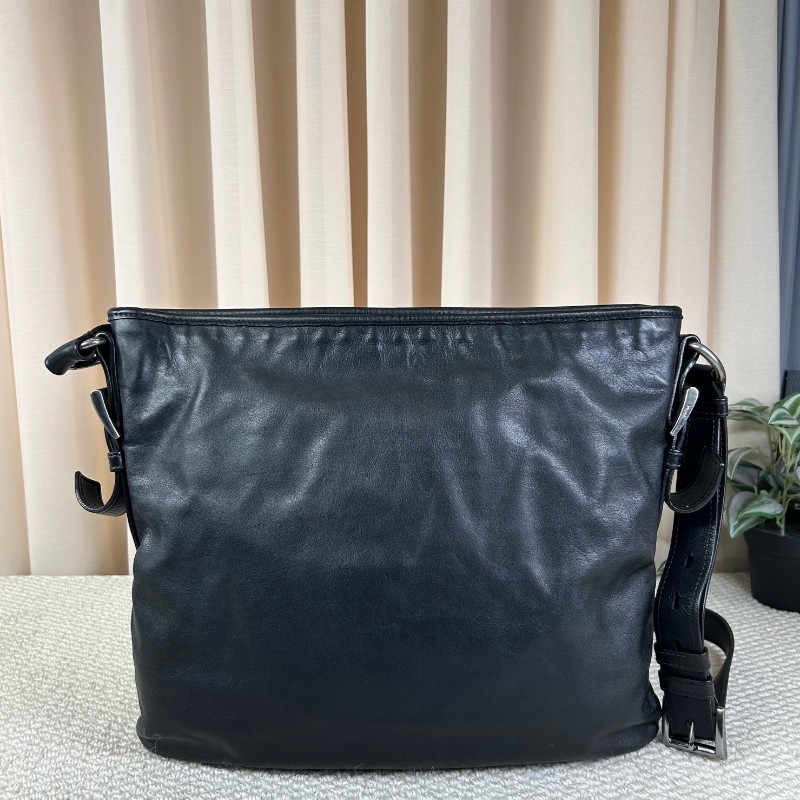 Prada普拉達黑色牛皮男士單肩斜挎包 容量大 日常通勤 低調百搭 商務休閒都合適-1