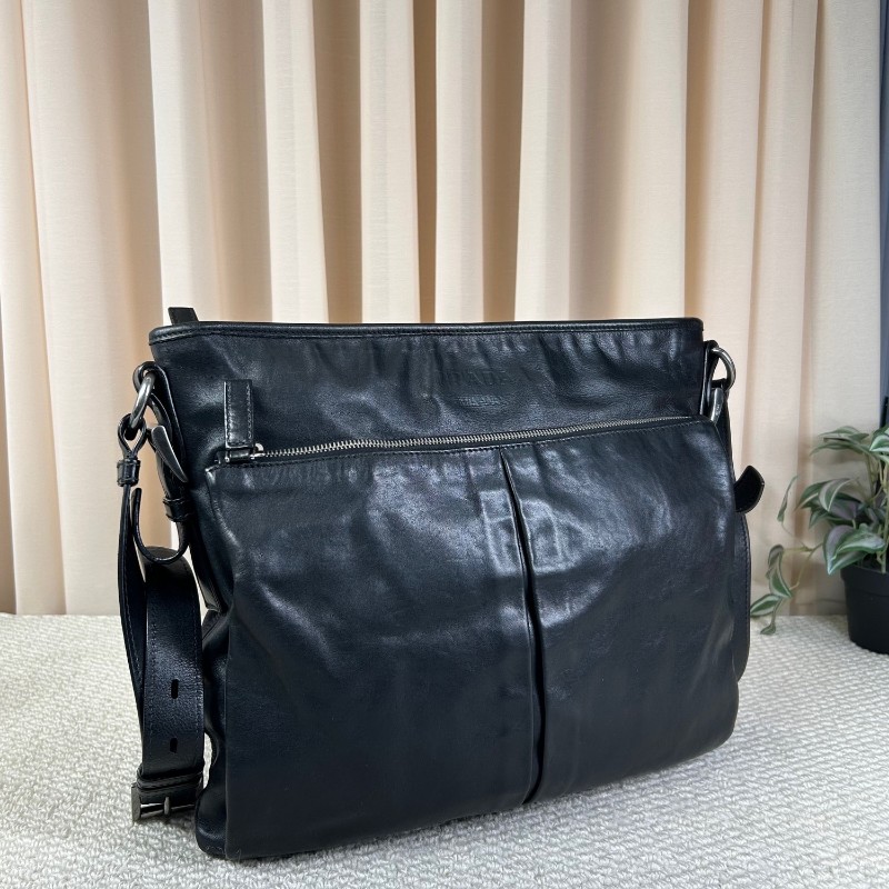 Prada普拉達黑色牛皮男士單肩斜挎包 容量大 日常通勤 低調百搭 商務休閒都合適-3