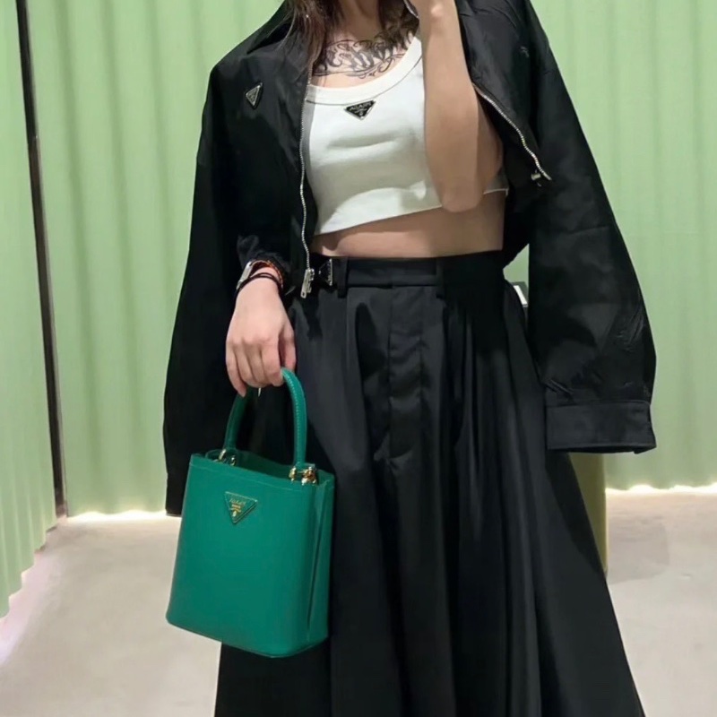 Prada Panier Saffiano十字紋牛皮水桶包  22*23*14cm 98新配件塵袋-0