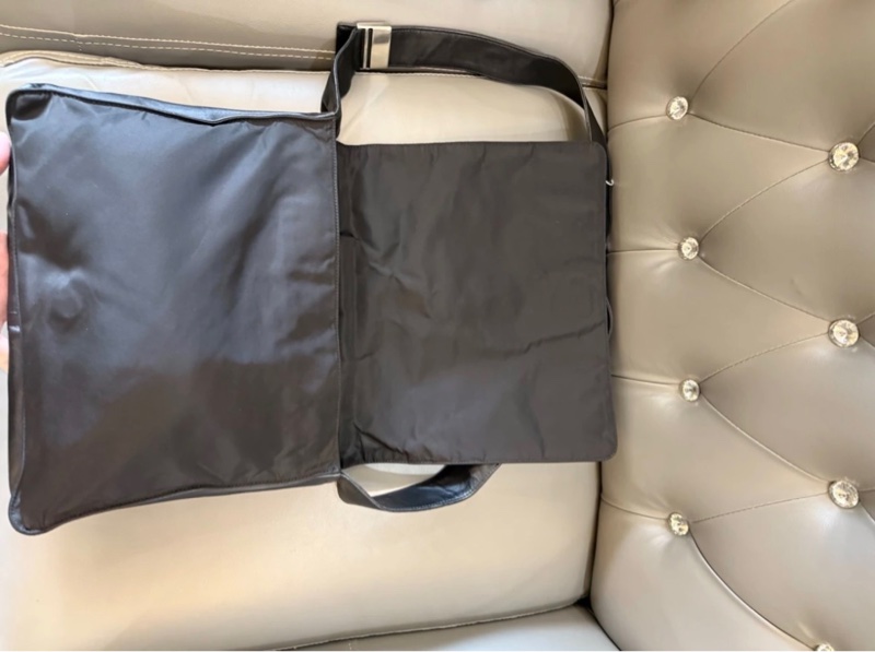 prada郵差斜挎包-1