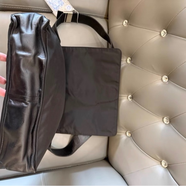 prada郵差斜挎包-11