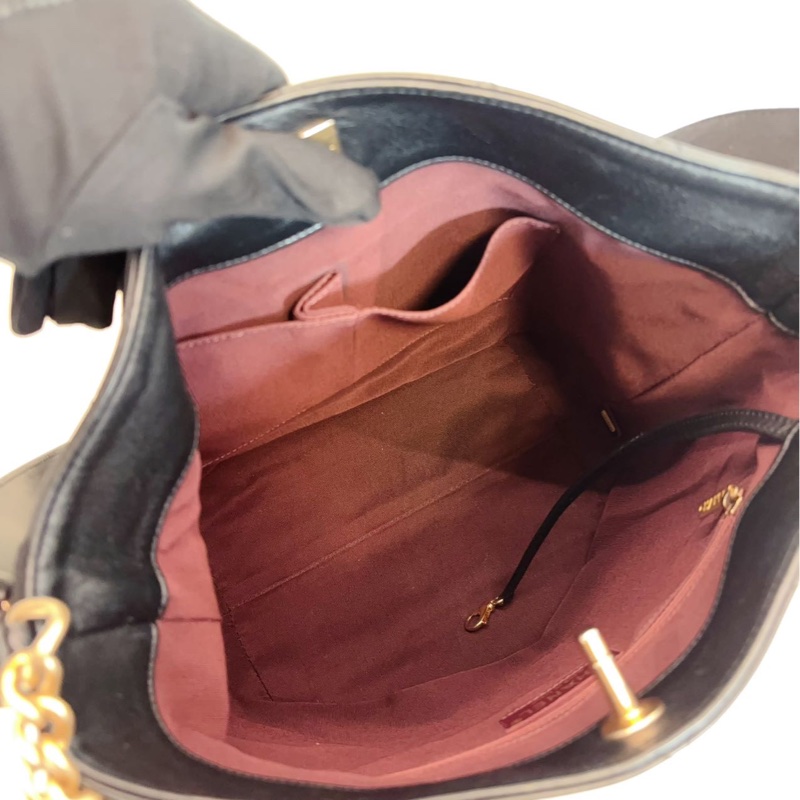 Chanel香奈 兒黑金嬉士皮徽章桶水包-14