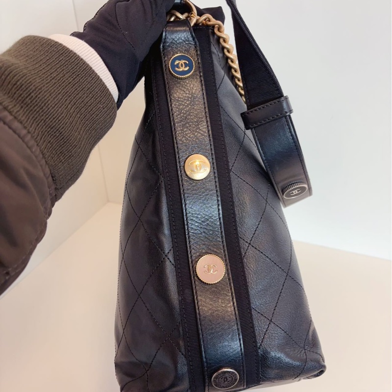 Chanel香奈 兒黑金嬉士皮徽章桶水包-16