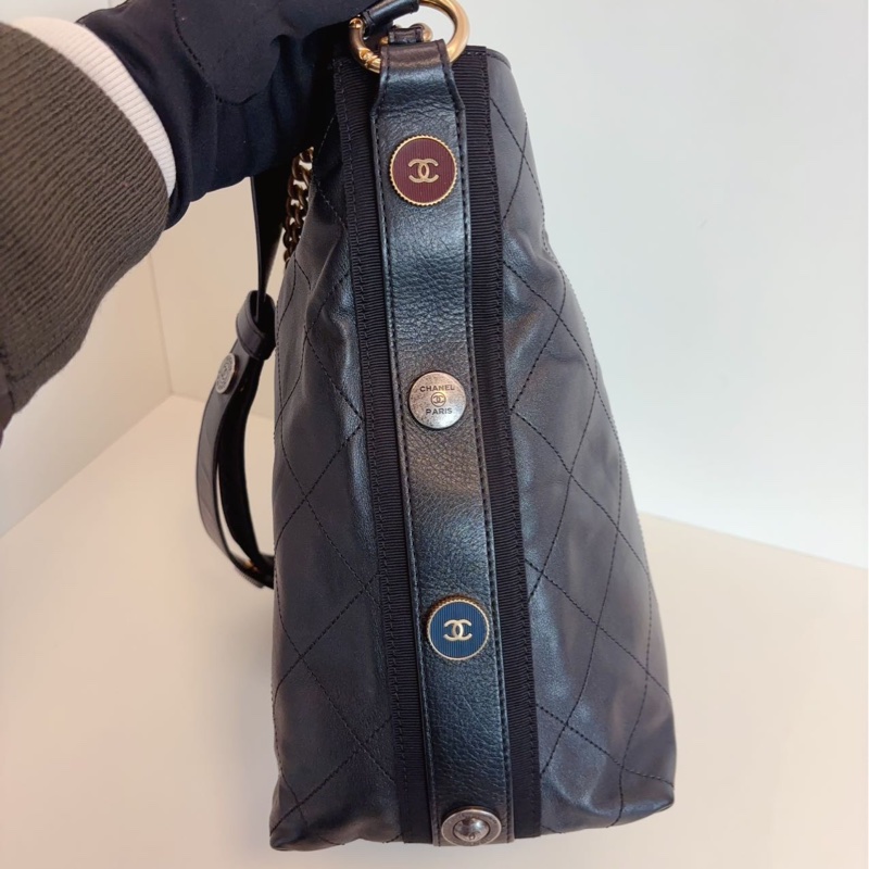 Chanel香奈 兒黑金嬉士皮徽章桶水包-17