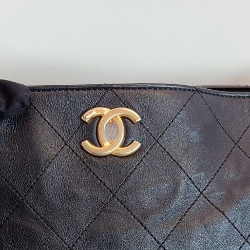 Chanel香奈 兒黑金嬉士皮徽章桶水包-19