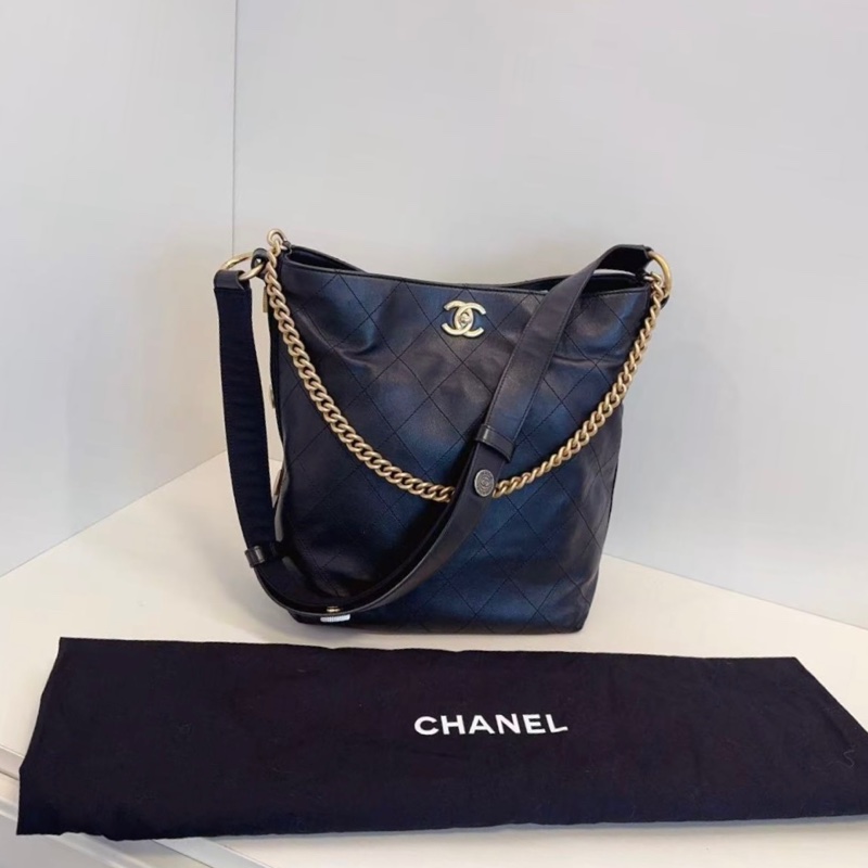 Chanel香奈 兒黑金嬉士皮徽章桶水包-1